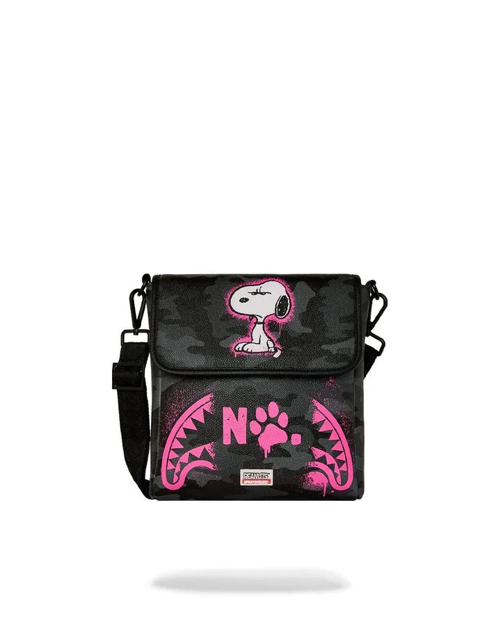 Peanuts Snoopy Pink Stencil Messeng 910B9000NSZ UNI SPRAYGROUND