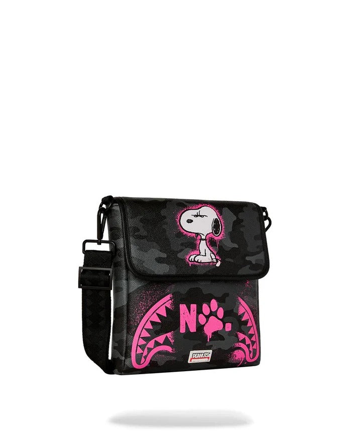 Peanuts Snoopy Pink Stencil Messeng 910B9000NSZ UNI SPRAYGROUND
