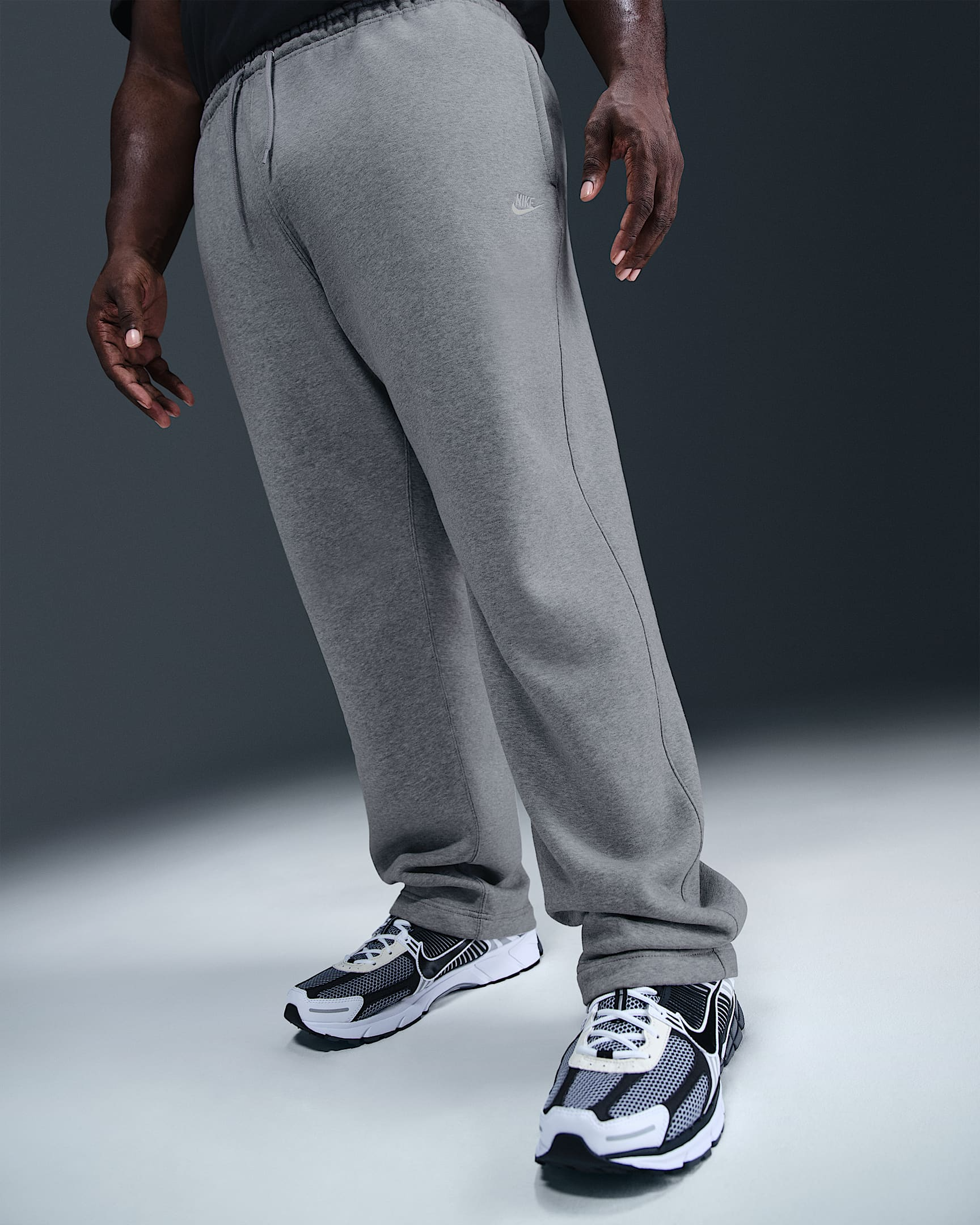 Club Pantaloni in fleece con orlo aperto FN3730 063 NIKE
