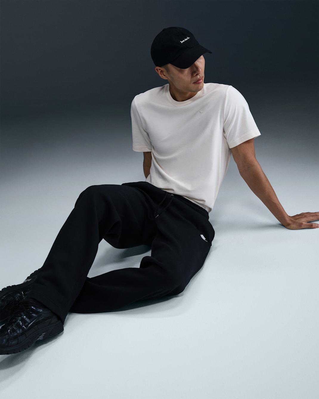 Club Pantaloni in fleece con orlo aperto FN3730- 010 NIKE
