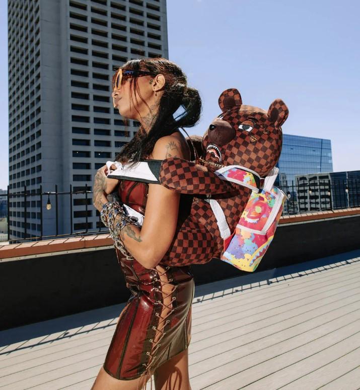 Bear wearing 910B6312NSZ UNI SPRAYGROUND