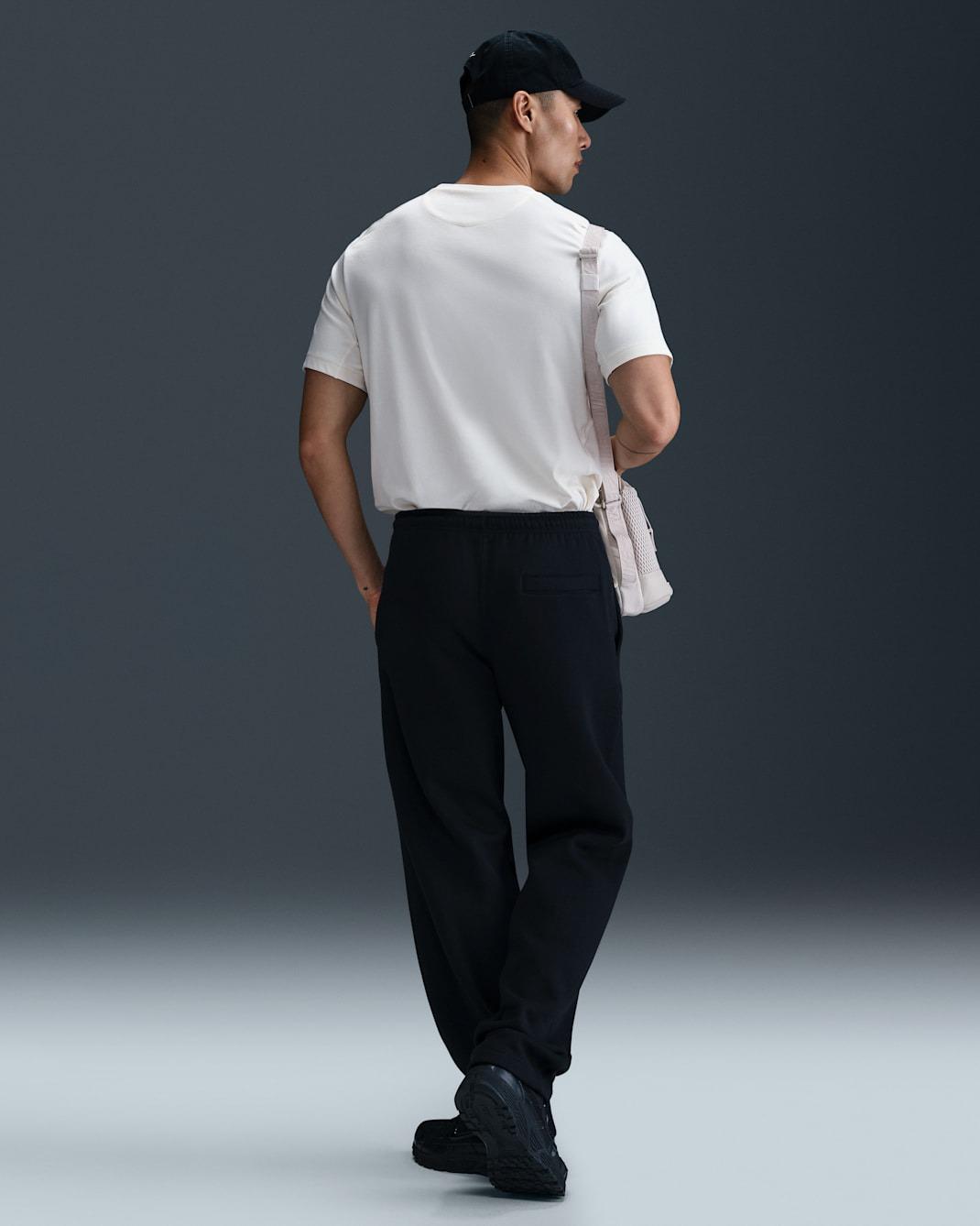 Club Pantaloni in fleece con orlo aperto FN3730- 010 NIKE