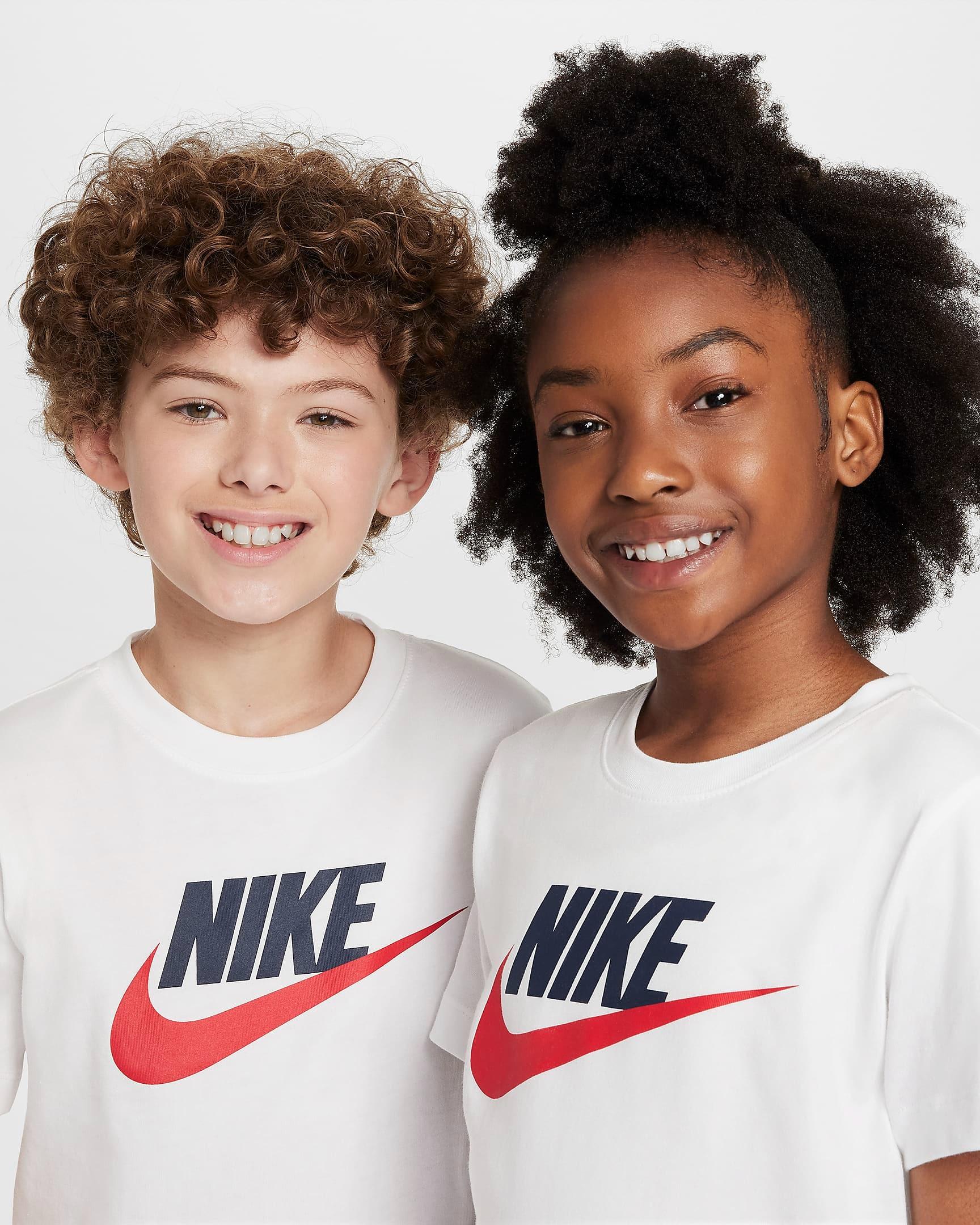 Nike Sportswear<BR/>T-shirt FZ5178 100 NIKE