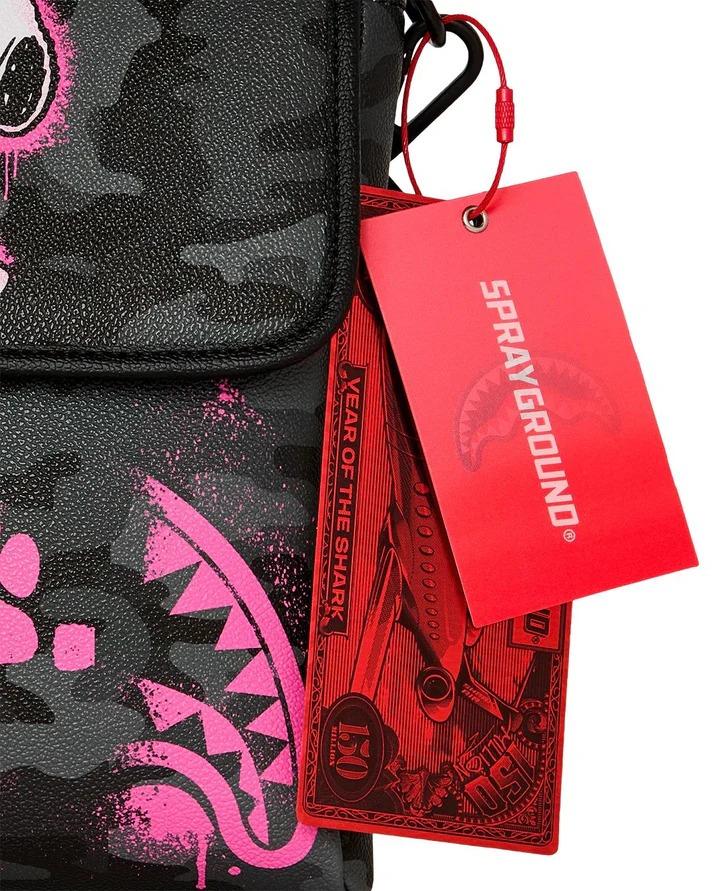 Peanuts Snoopy Pink Stencil Messeng 910B9000NSZ UNI SPRAYGROUND