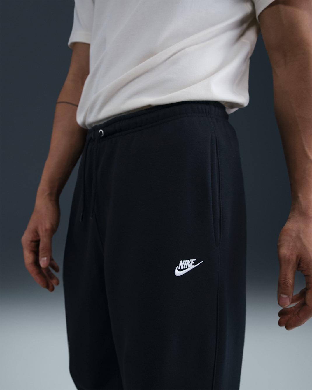 Club Pantaloni in fleece con orlo aperto FN3730- 010 NIKE 