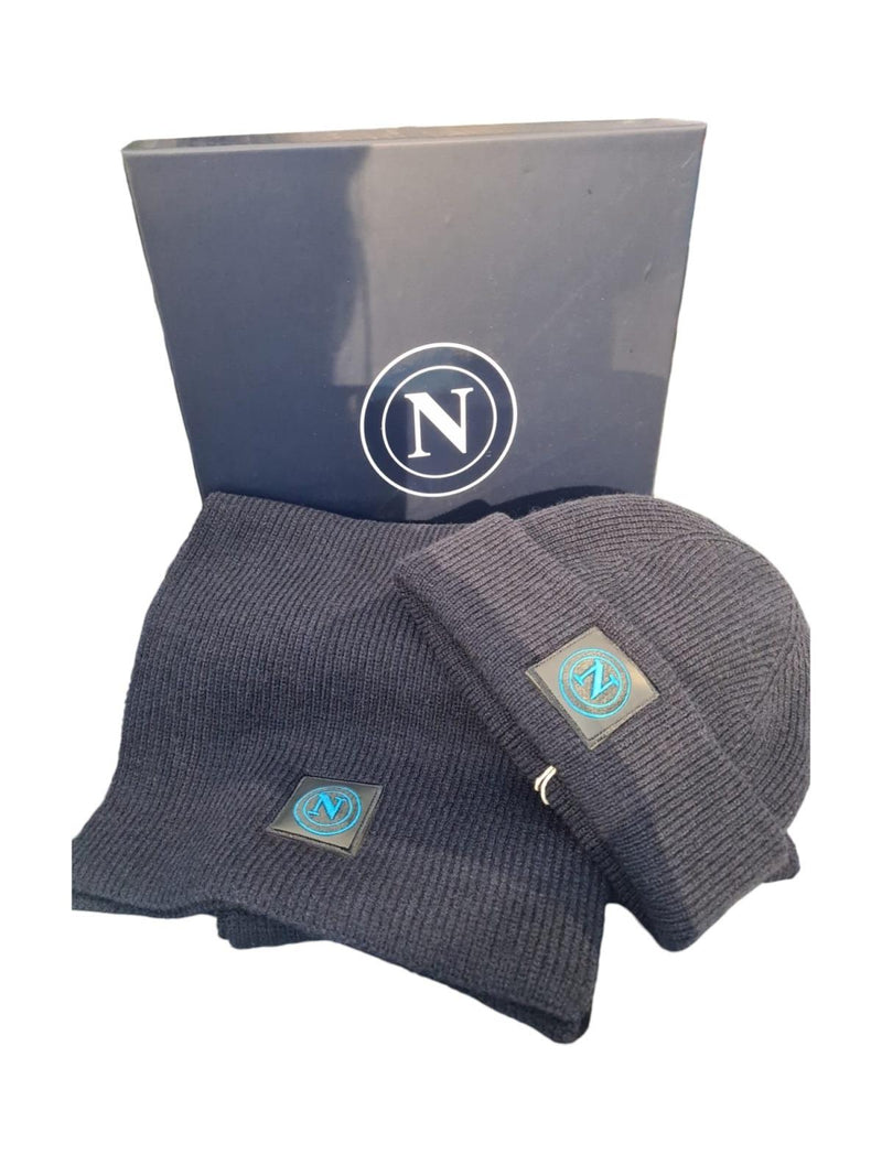 Sciarpa e cappello skipper con patc in pelle ricamata blu in scatolo