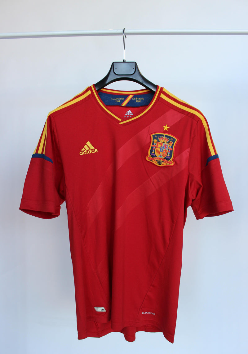 Maglia nei colori Home della Spagna.