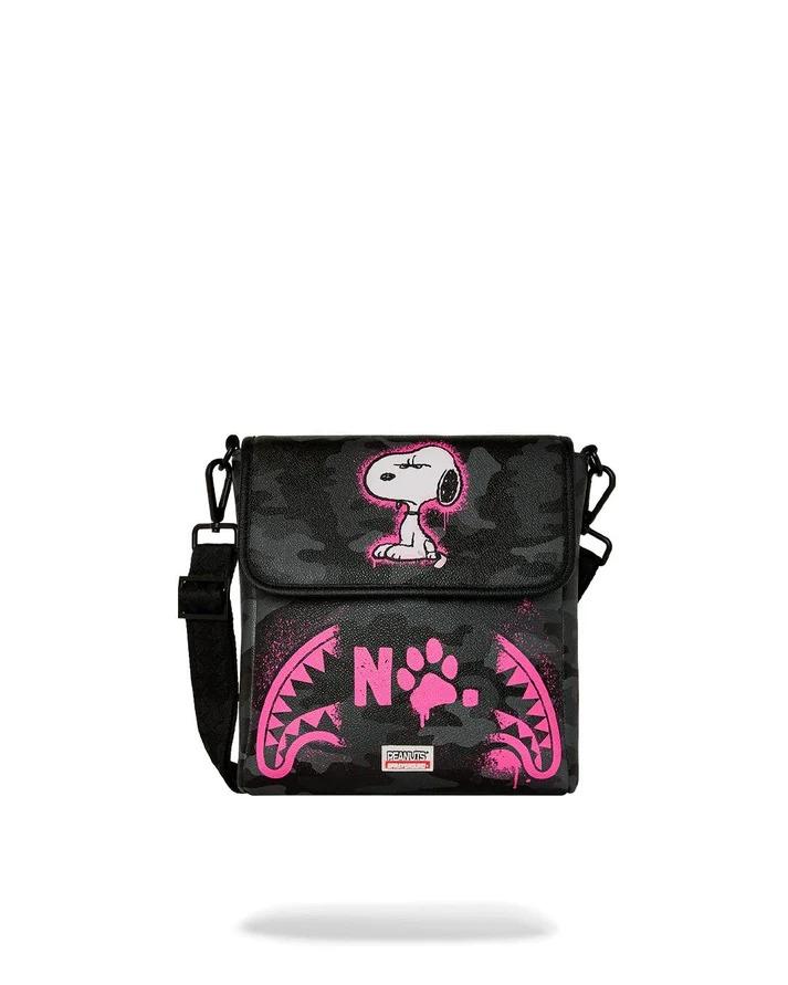 Peanuts Snoopy Pink Stencil Messeng 910B9000NSZ UNI SPRAYGROUND 