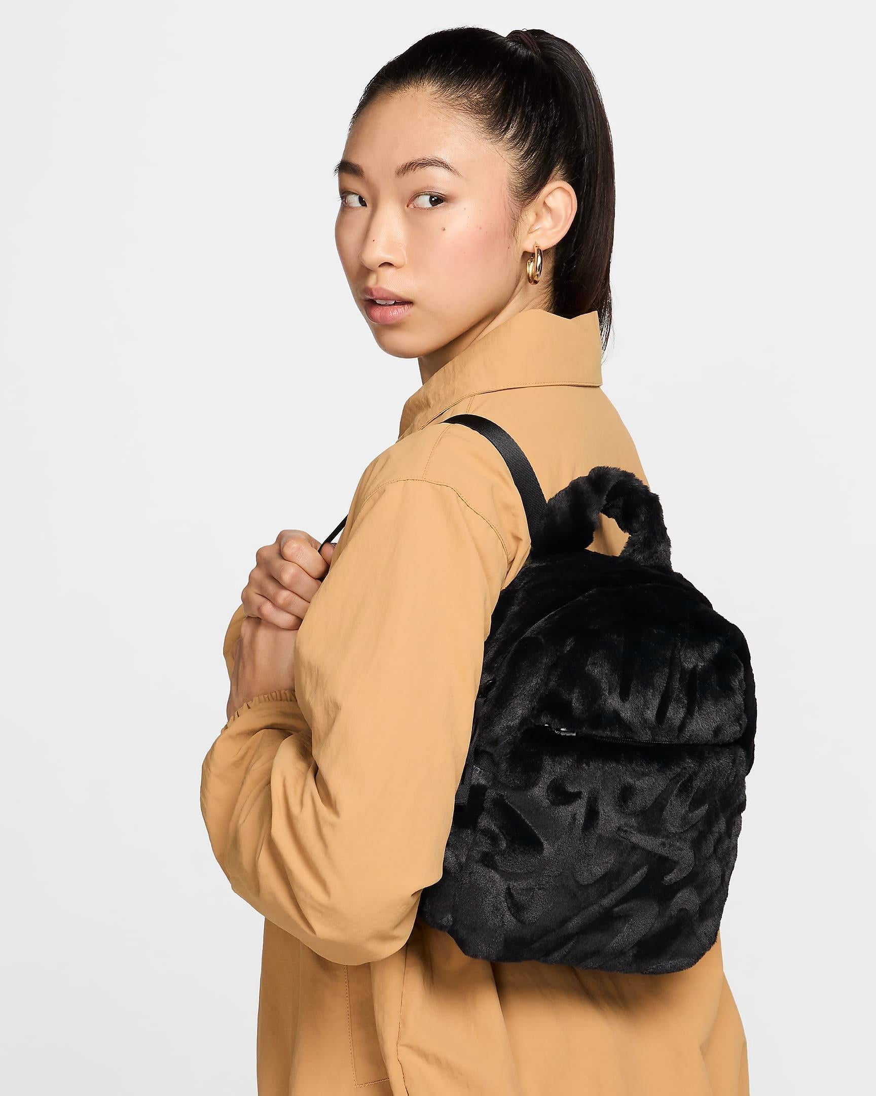 Sportswear Futura<BR/>Mini zaino in ecopelliccia FZ1328 010 NIKE 