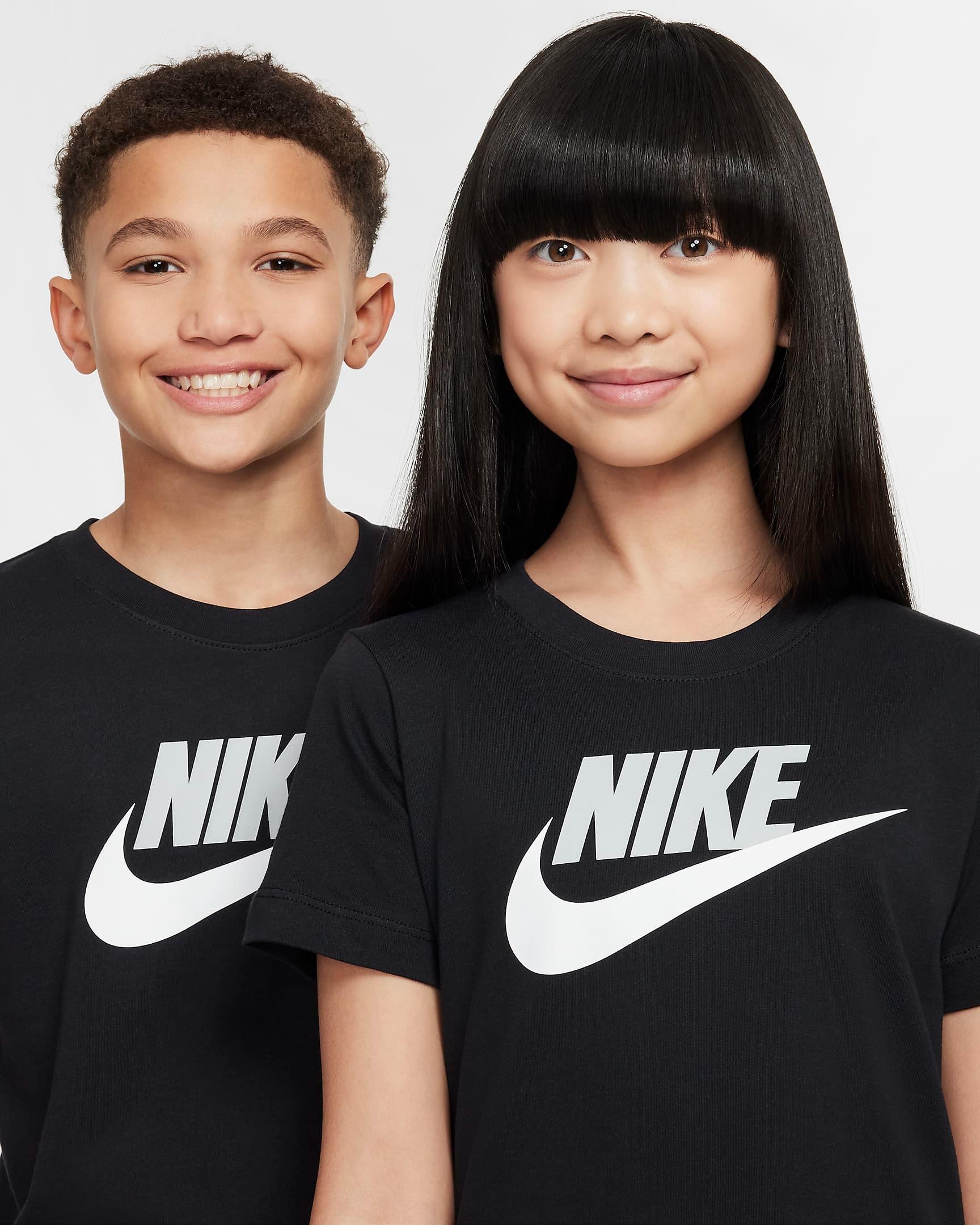 Nike Sportswear<BR/>T-shirt FZ5178 010 NIKE 